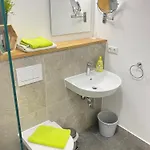 Q- Kleine Stadthotel מלון דירות דינגולפינג