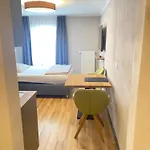 מלון דירות Q- Kleine Stadthotel 3*