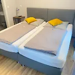Q- Kleine Stadthotel מלון דירות 3*